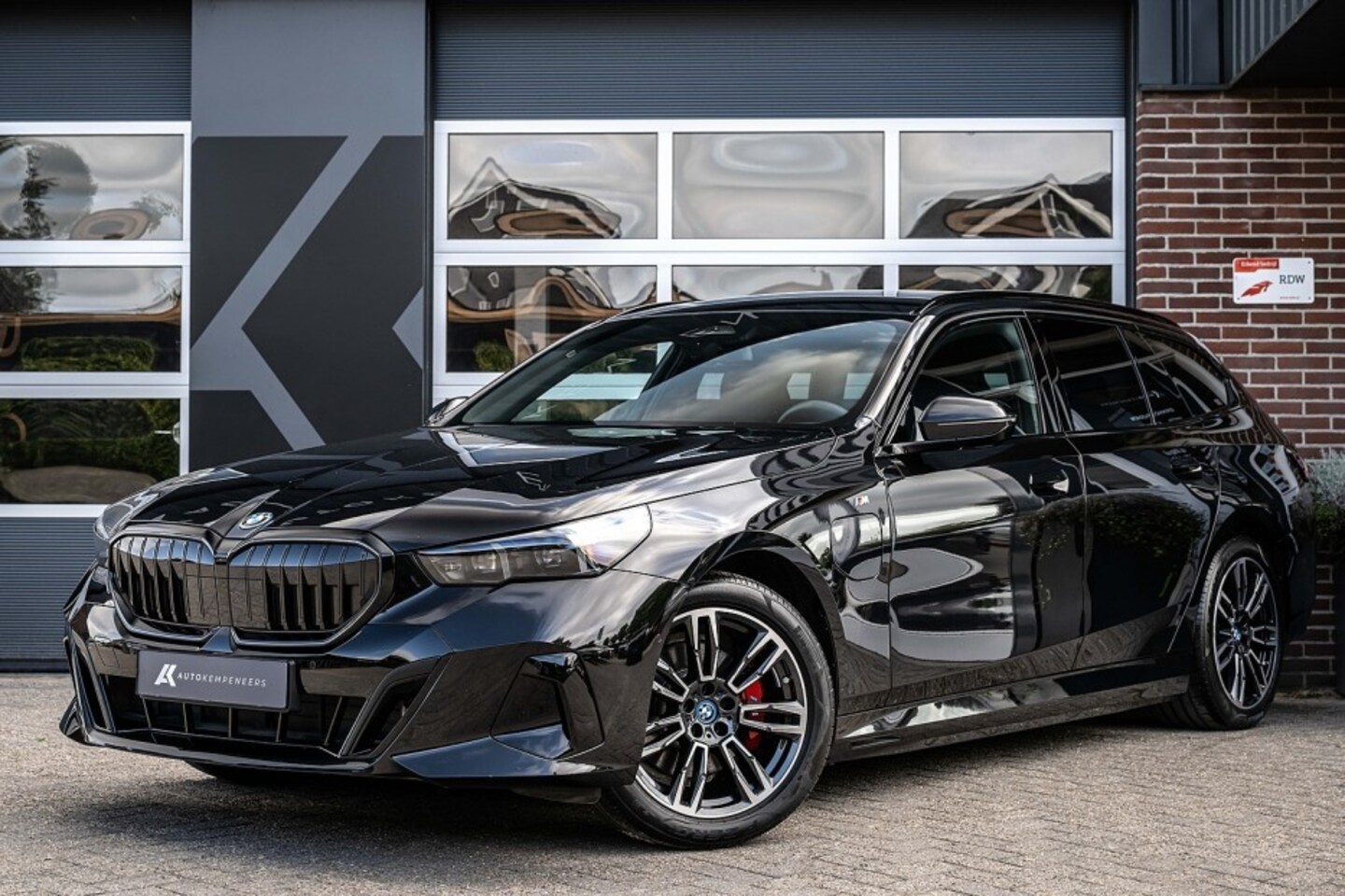BMW 5-serie Touring - 530e xDrive M Sport Pro | Shadow | Harman/Kardon | Trekhaak | Iconic Glow | Driving Ass. | - AutoWereld.nl