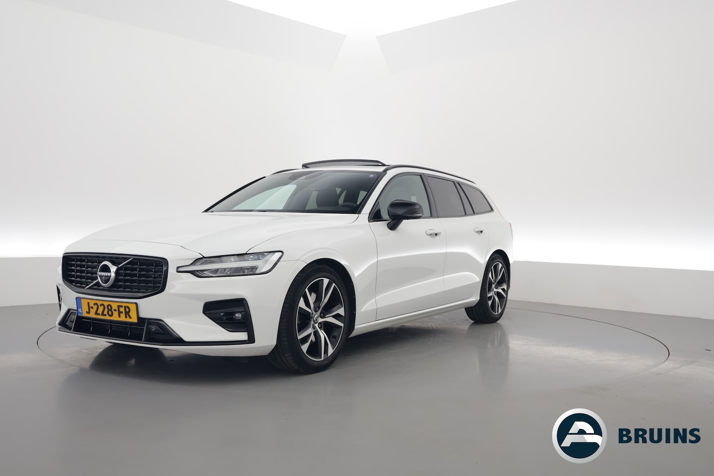 Volvo V60 - 2.0 B4 R-Design | Pano-dak | Head-up | 360 camera | H&K Audio | ACC | Blis | - AutoWereld.nl