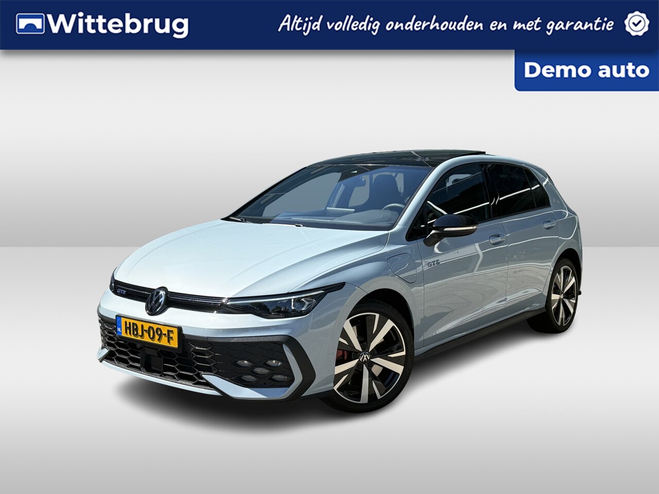 Volkswagen Golf - 1.5 eHybrid GTE / Panoramadak / IQ.Light / Dodehoeksensoren / Black Style / 18'' LMV - AutoWereld.nl