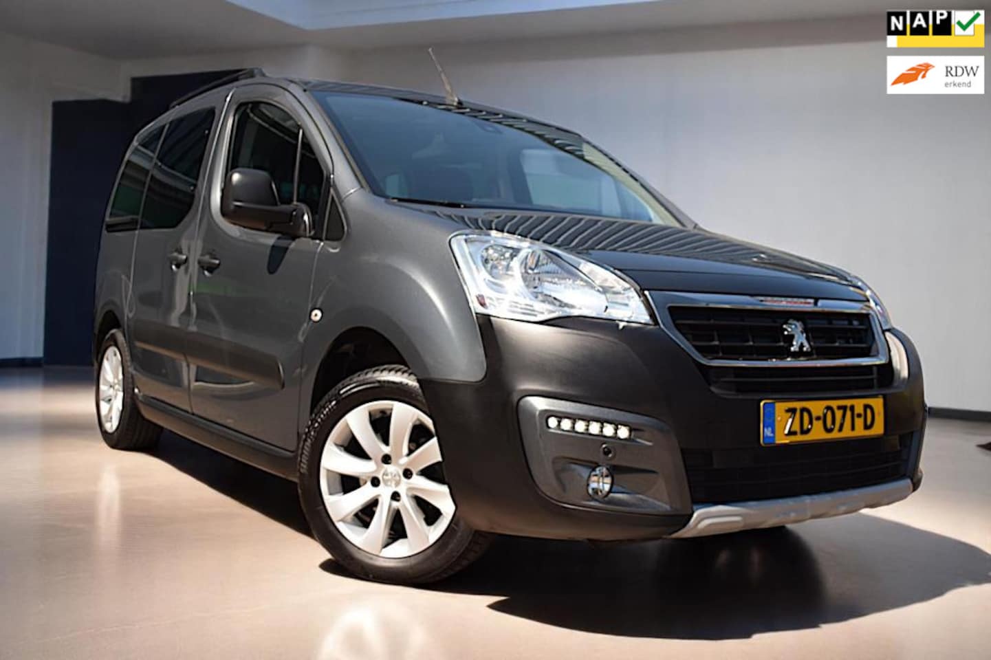 Peugeot Partner Tepee - 1.2 PureTech Active 1.2 PureTech Active, met vliegtuigdak, Camera, Airco, Navigatie, Dealeronderhouden - AutoWereld.nl
