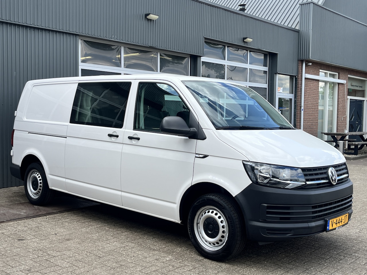 Volkswagen Transporter - 2.0 TDI L2H1 DC Airco Cruise control Trekhaak 2200kg trekgewicht Achterruitrij camera Euro - AutoWereld.nl