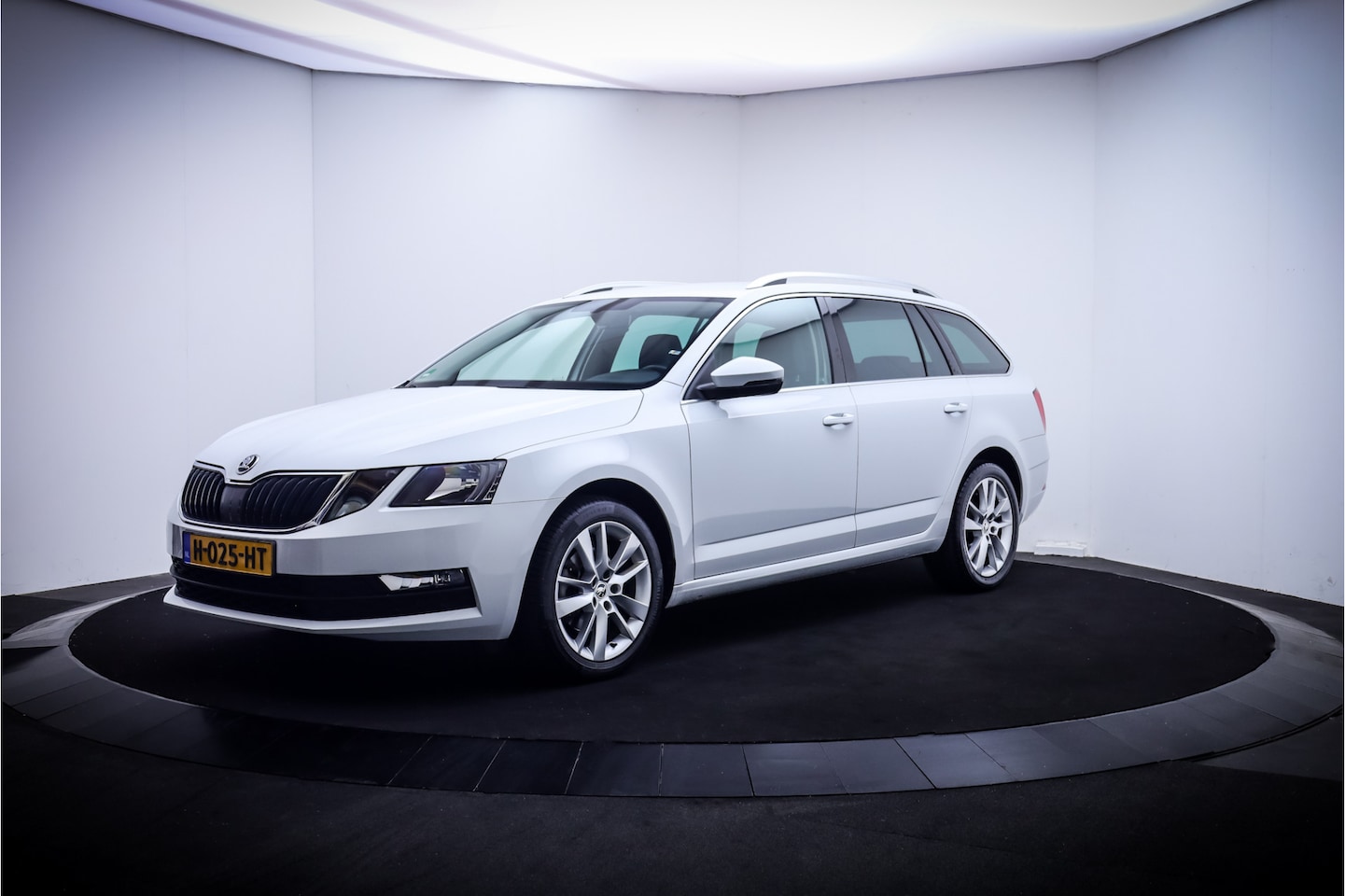 Skoda Octavia Combi - 1.5TSI 150Pk Dsg EDITION Business 1/2 LEDER | APPLE CARPL. | NAVI Gr. | EXTRA GETINT GLAS - AutoWereld.nl