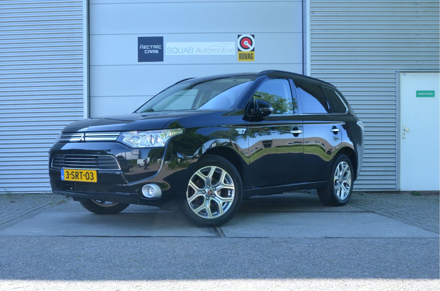 Mitsubishi Outlander - 2.0 PHEV Instyle Pano, Alu, Navi, Trekhaak (1.500kg) - AutoWereld.nl