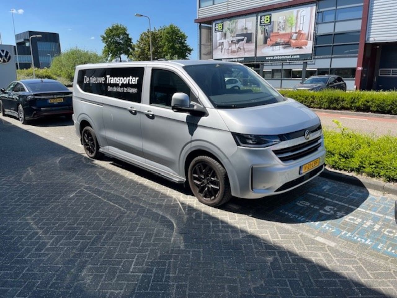 Volkswagen Transporter - 2.0 TDI L2H1 30 Bulli 150 pk Automaat , zwarte velgen 19 inch , achterspoiler  , side bars - AutoWereld.nl