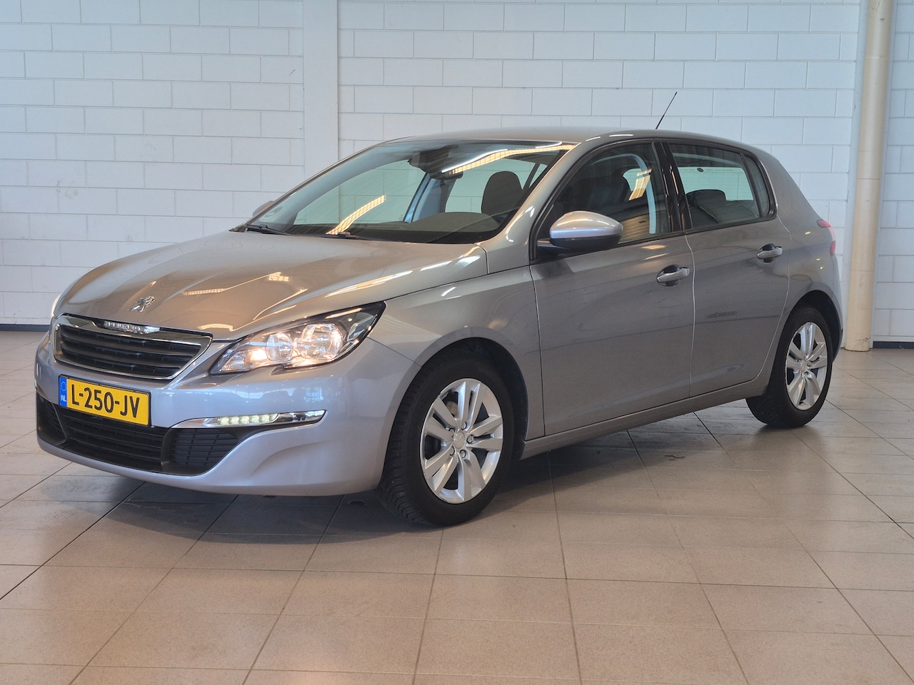Peugeot 308 - 1.2 PureTech Active | Complete historie |  | Audio-navigatie full map | Cruise control | E - AutoWereld.nl