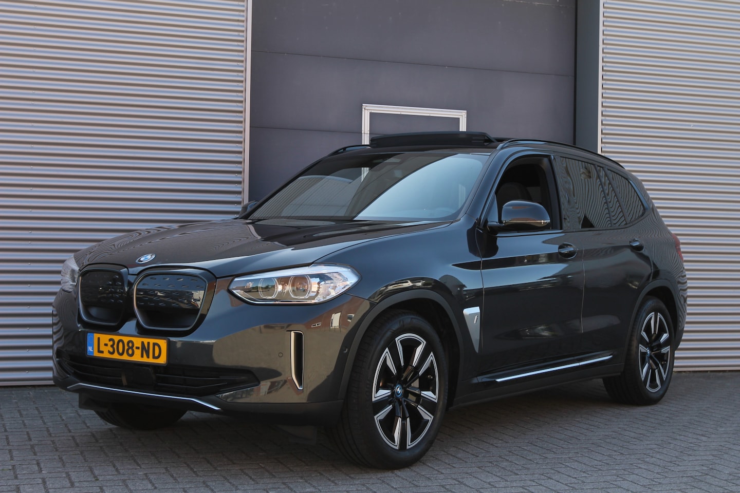 BMW iX3 - Executive 80 kWh I PANO.DAK I LEDER I NAVI I CAMERA - AutoWereld.nl