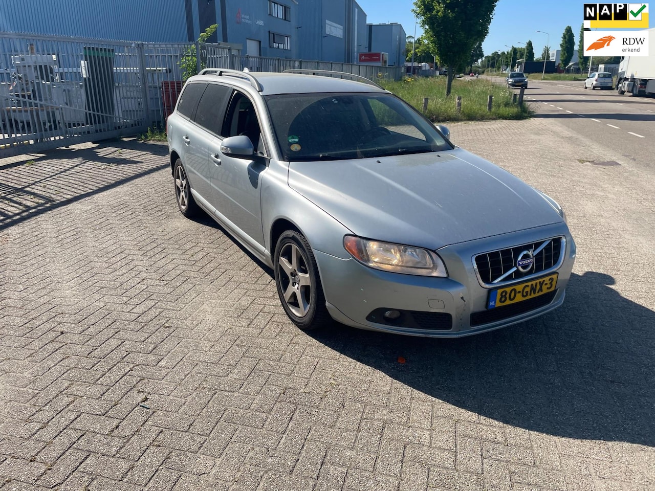Volvo V70 - 2.4 D5 Momentum AUTOMAAT !!! - AutoWereld.nl