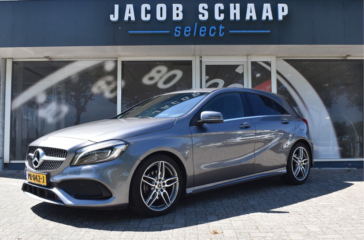 Mercedes-Benz A-klasse - 180 Business Solution AMG Automaat / Navigatie / Sportstoelen + verwarming  / Camera / 18" - AutoWereld.nl