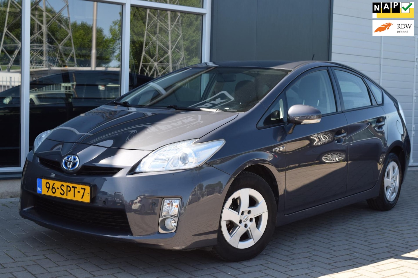 Toyota Prius - 1.8 Comfort | Automaat | Clima | Cruise | NAP + APK 5-2026 ! - AutoWereld.nl