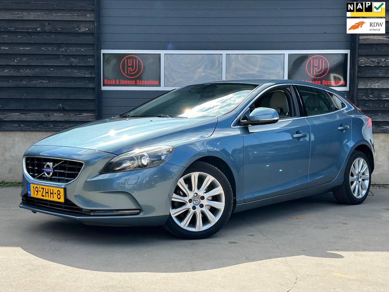 Volvo V40 - 1.6 T4 Summum - Leder - Camera - Cruise -NAP - AutoWereld.nl