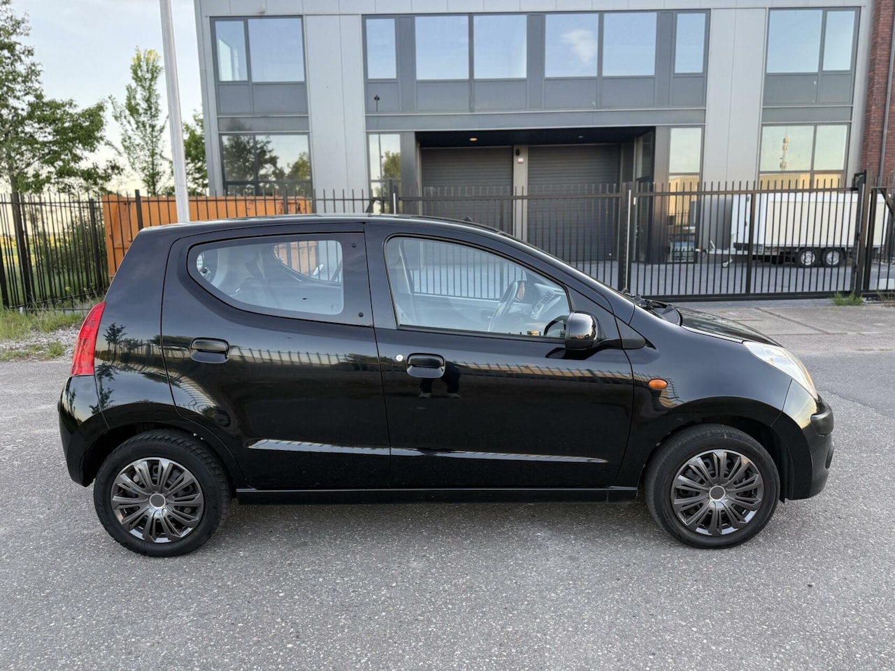 Nissan Pixo - 1.0 5-deurs Zwart Airco Dealer onderhouden - AutoWereld.nl