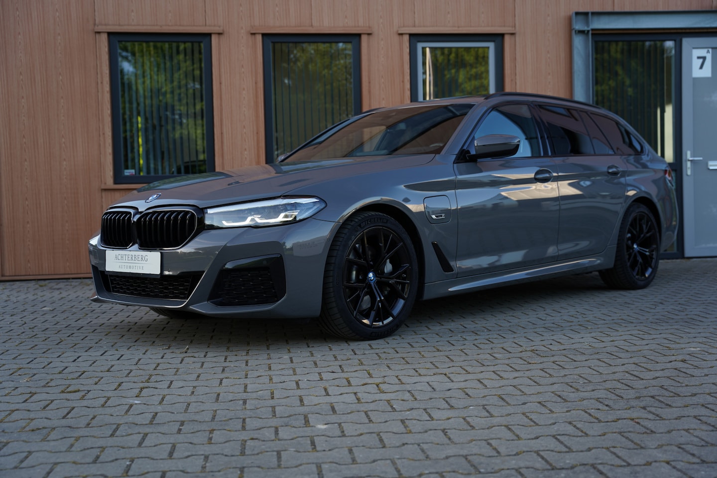 BMW 5-serie Touring - 530e | M-Sport | Panorama | Berninagrau - AutoWereld.nl