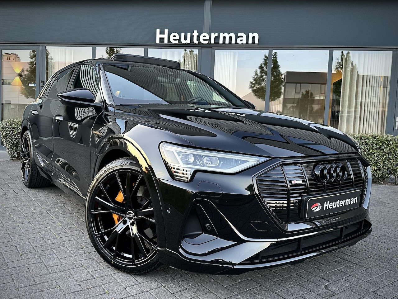 Audi e-tron - 50 Quattro Black Edition Pano/ Sfeer/ Gele gordels - AutoWereld.nl