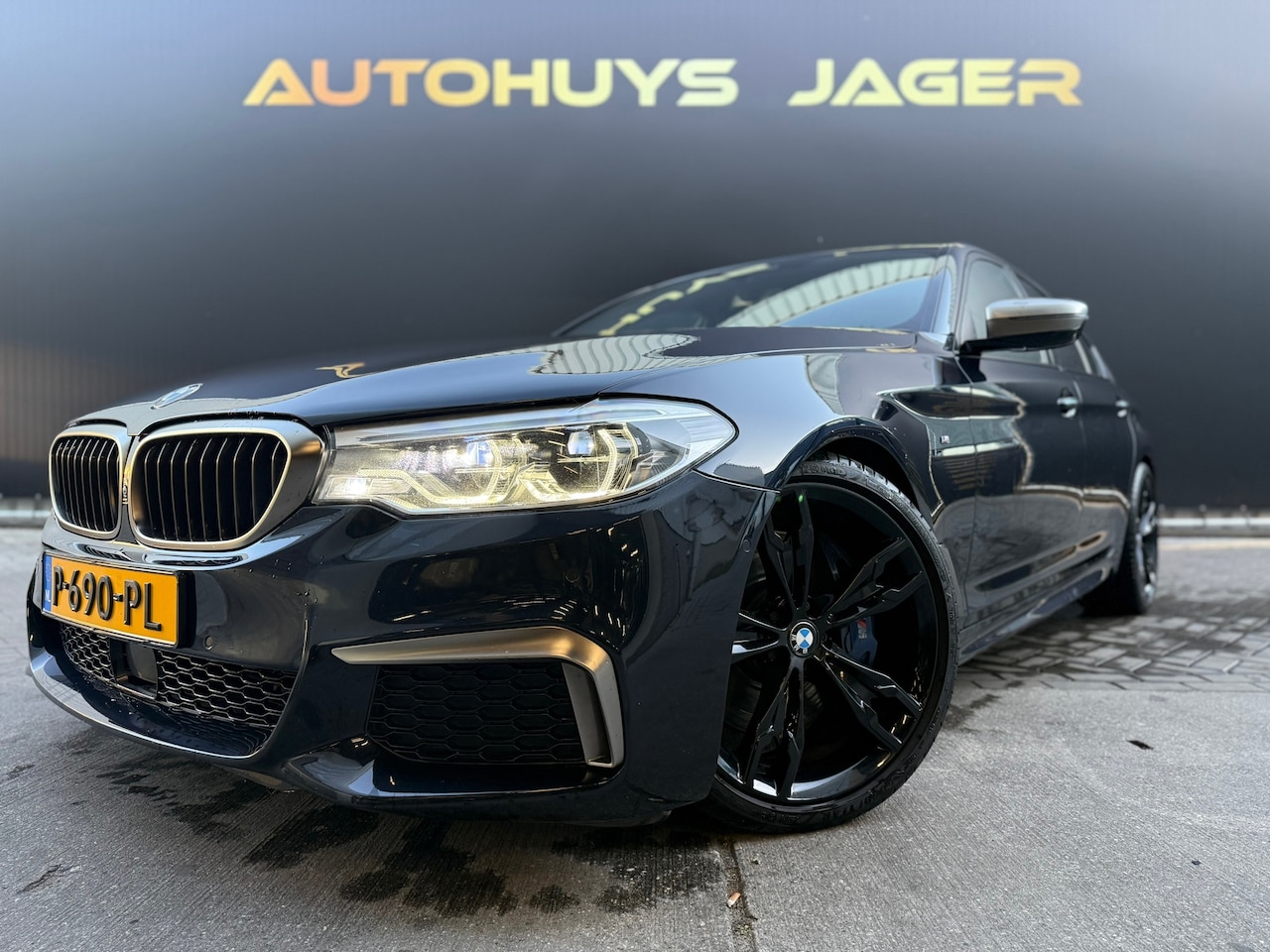 BMW 5-serie - M550i xDrive M-Pakket|Pano|Softclose|B&W|Alcantara|360|Leder - AutoWereld.nl