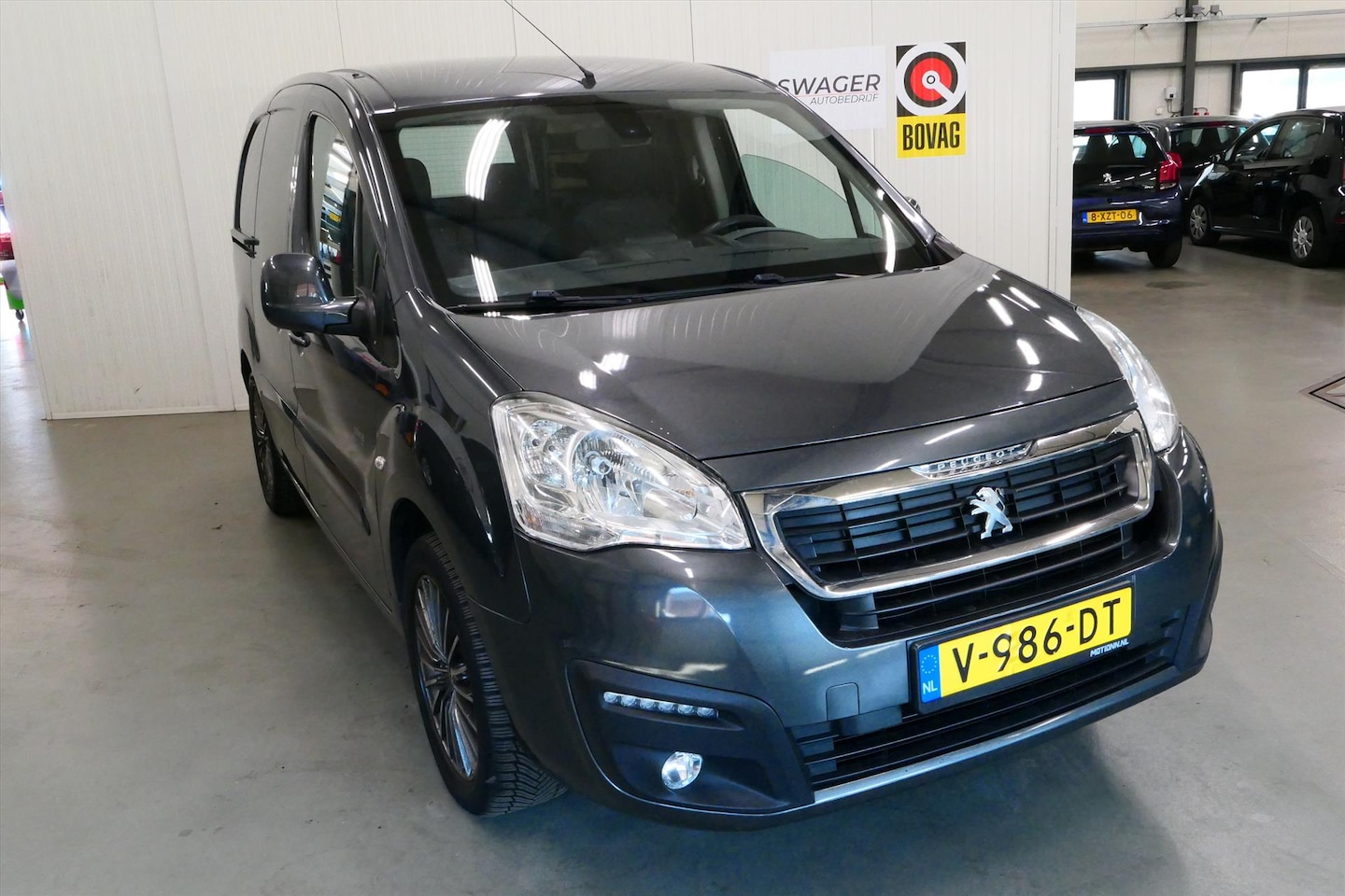 Peugeot Partner - New GB 120 L1 1.6 BlueHDi 100pk Automaat 3-zits Première - AutoWereld.nl