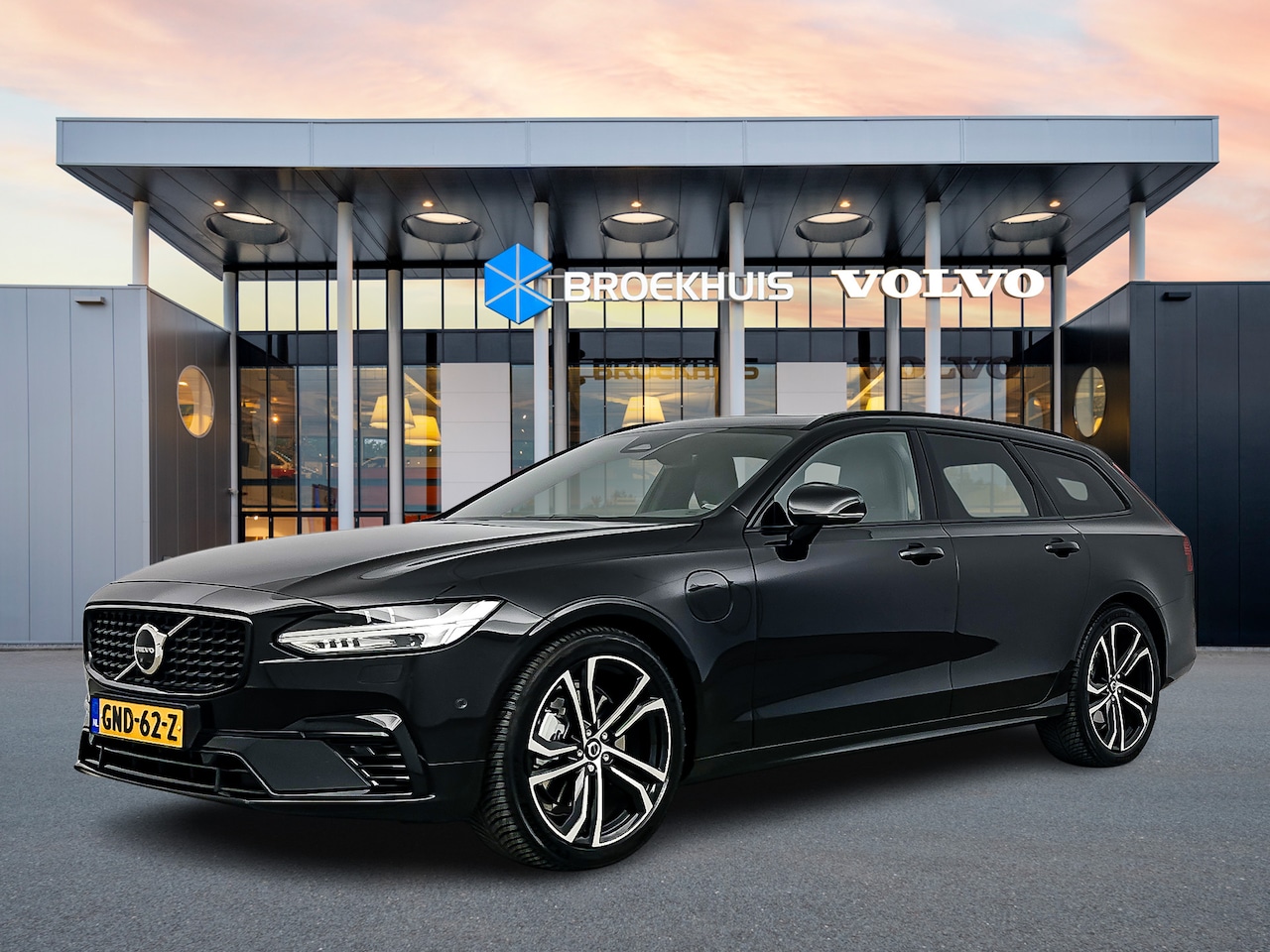 Volvo V90 - T6 Recharge AWD Ultra Dark | 20" | Luchtvering | Bowers & Wilkins | Sportstoelen | 360 Cam - AutoWereld.nl