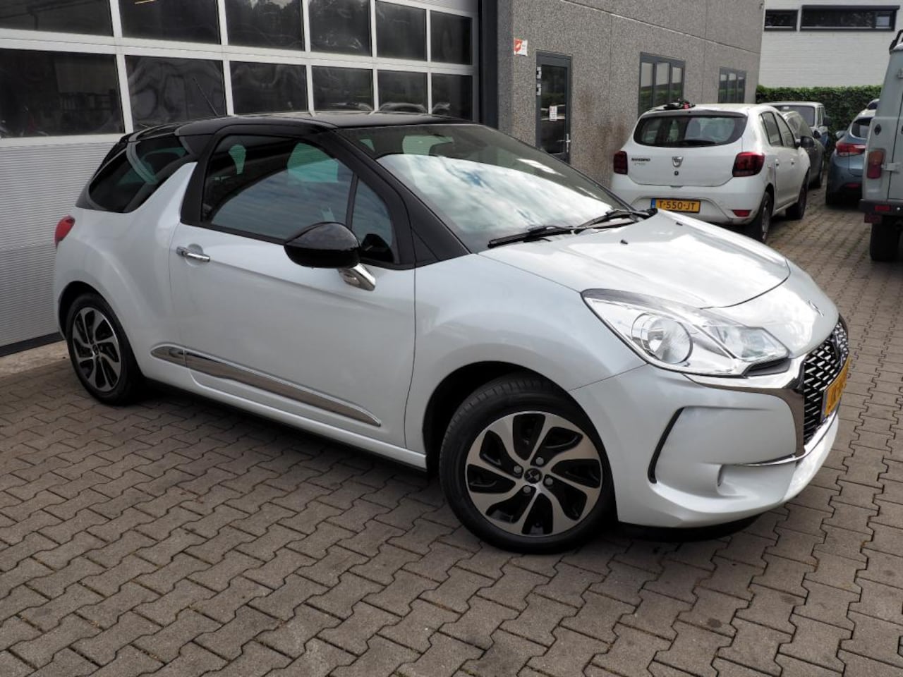 Citroën DS3 - 1.2 PureTech Business CLIMA CRUISE NAVI TREKHAAK PARKEER S. - AutoWereld.nl