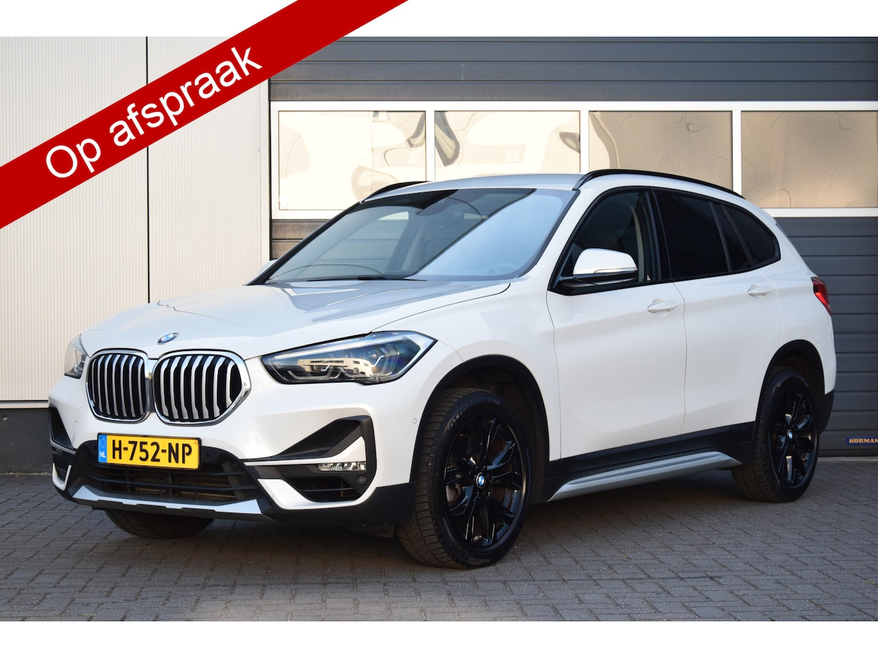 BMW X1 - sDrive20i VDL Nedcar Edition Led Sportstoelen/Verwarmd Priv/Glass Trekhaak/afneembaar - AutoWereld.nl