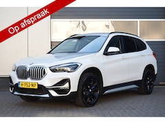 BMW X1 - sDrive20i VDL Nedcar Edition Led Sportstoelen/Verwarmd Priv/Glass Trekhaak/afneembaar