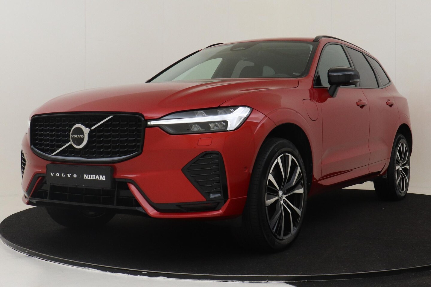 Volvo XC60 - T8 RECHARGE PLUS DARK -PANO.DAK|BOWERS&WILKINS|GEVENT.LEDER+MASSAGE|TREKHAAK|360°CAM|LUCHT - AutoWereld.nl