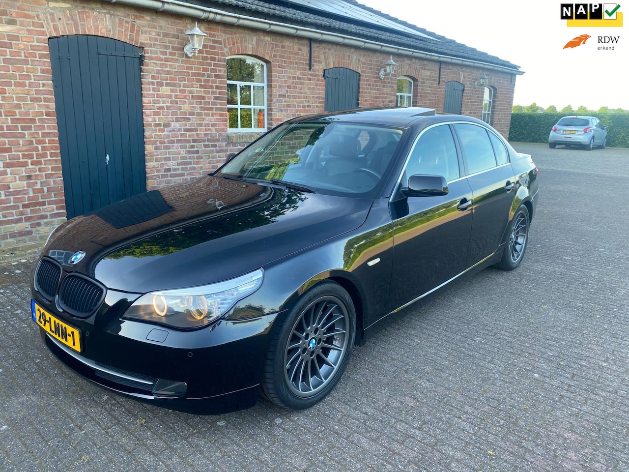 BMW 5-serie - 525i High-Executive met Apple carplay en schuifdak - AutoWereld.nl