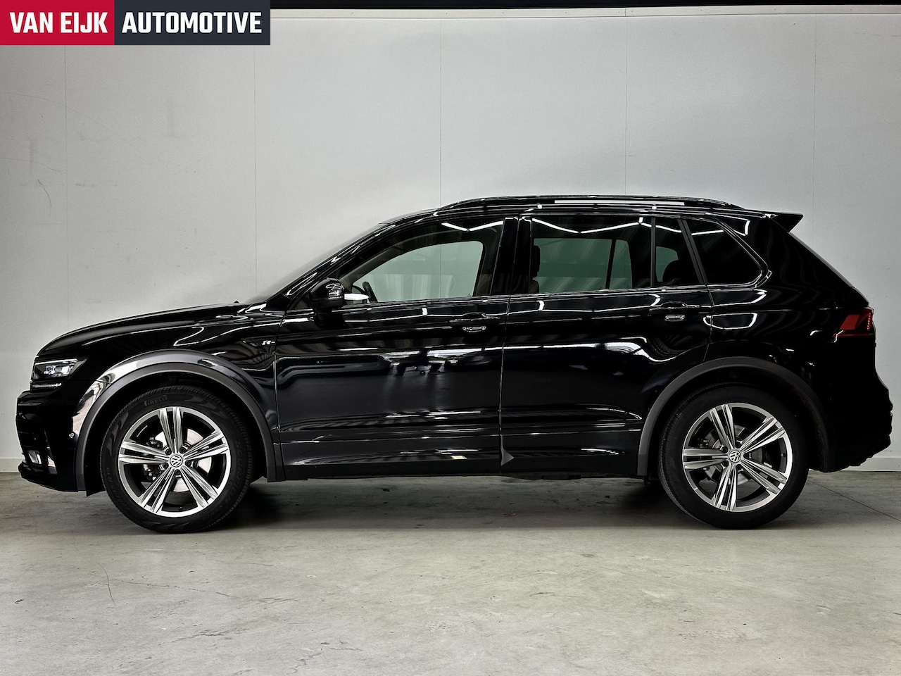 Volkswagen Tiguan - 1.4i R-line / Black style / Pano / Carplay / - AutoWereld.nl