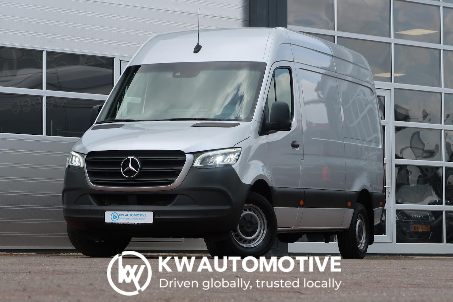 Mercedes-Benz Sprinter - 317 1.9 CDI L2H2 AUT/ CAMERA/ LED/ CRUISE/ CLIMA/ MBUX - AutoWereld.nl