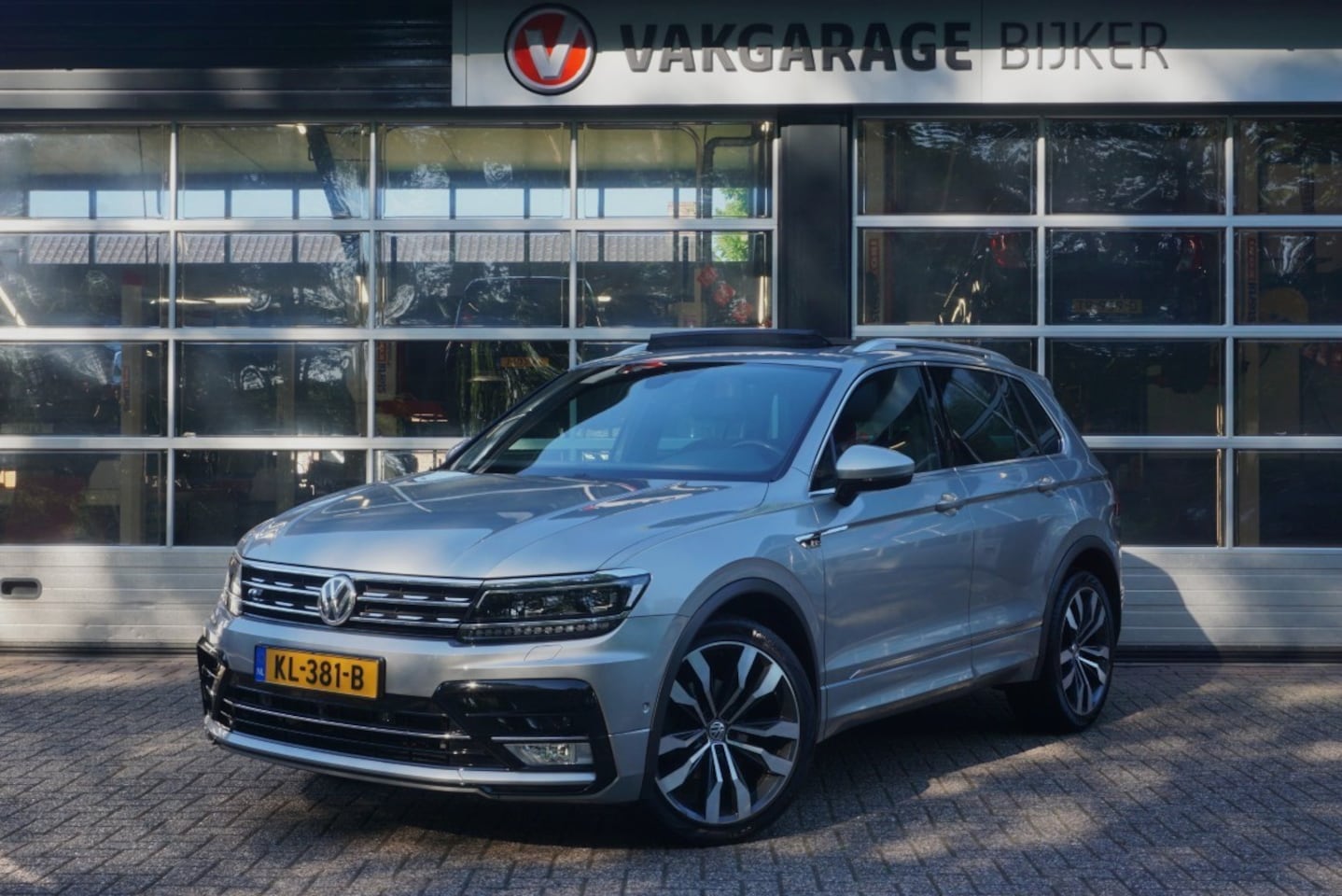 Volkswagen Tiguan - 1.4 TSI ACT Highline R-Line Panodak/Camera/Trekhaak! - AutoWereld.nl