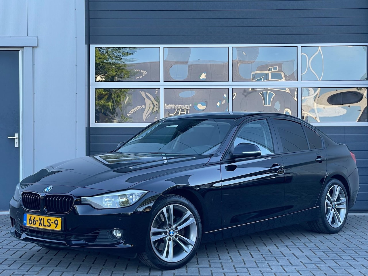 BMW 3-serie - 328i 245pk Executive | Automaat | Navi | Sportstoelen | PDC v+a | 18'' velgen - AutoWereld.nl