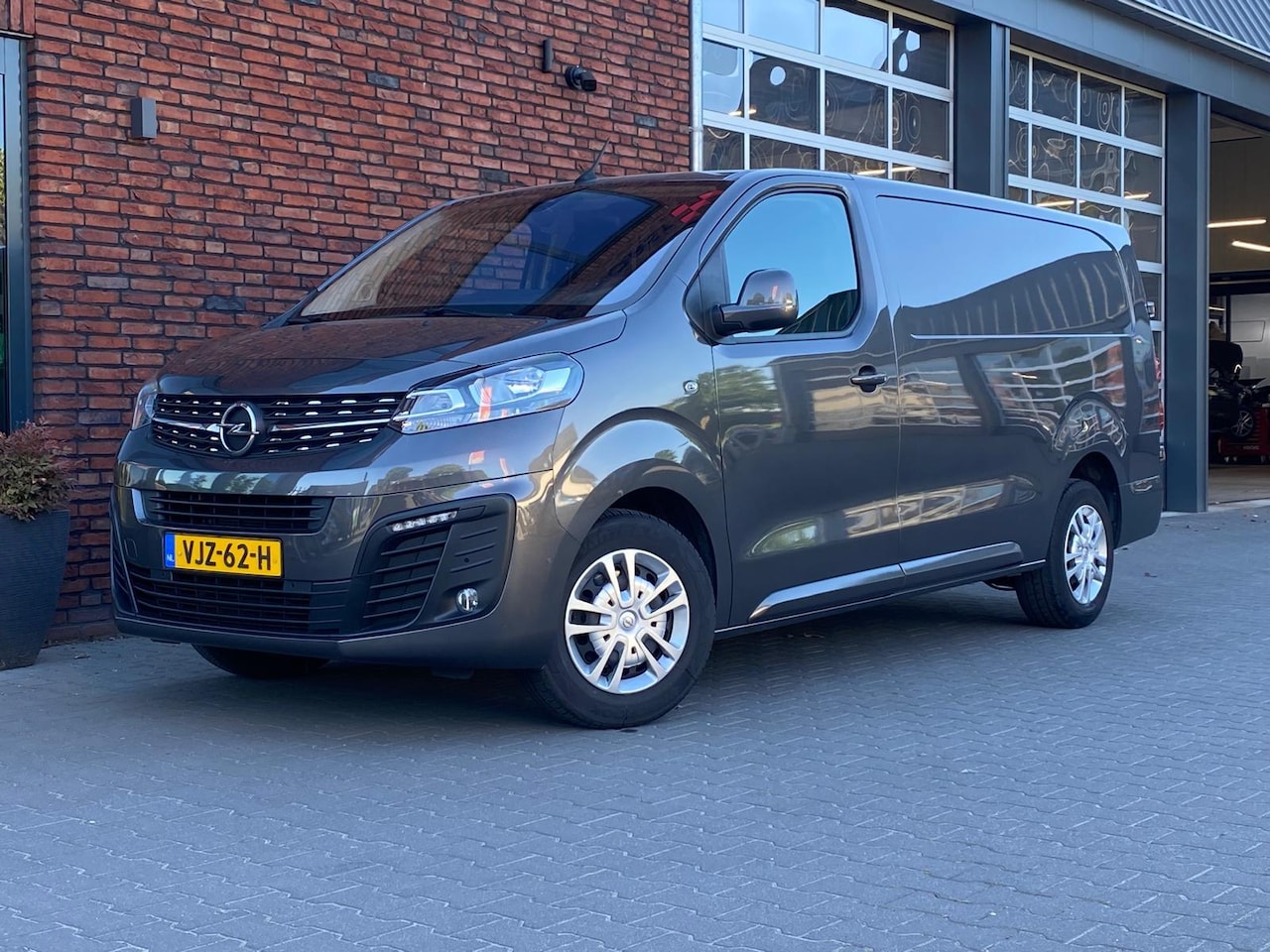 Opel Vivaro - 2.0 CDTI L2H1 achteruitrijcamera/carplay/trekhaak 150pk - AutoWereld.nl