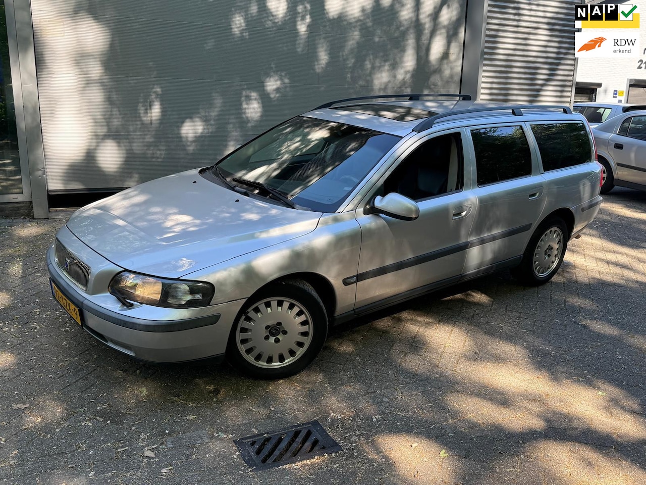 Volvo V70 - 2.4 T Comfort Line / NIEUWE APK / AUTOMAAT / RIJDT SCHAKELT GOED - AutoWereld.nl
