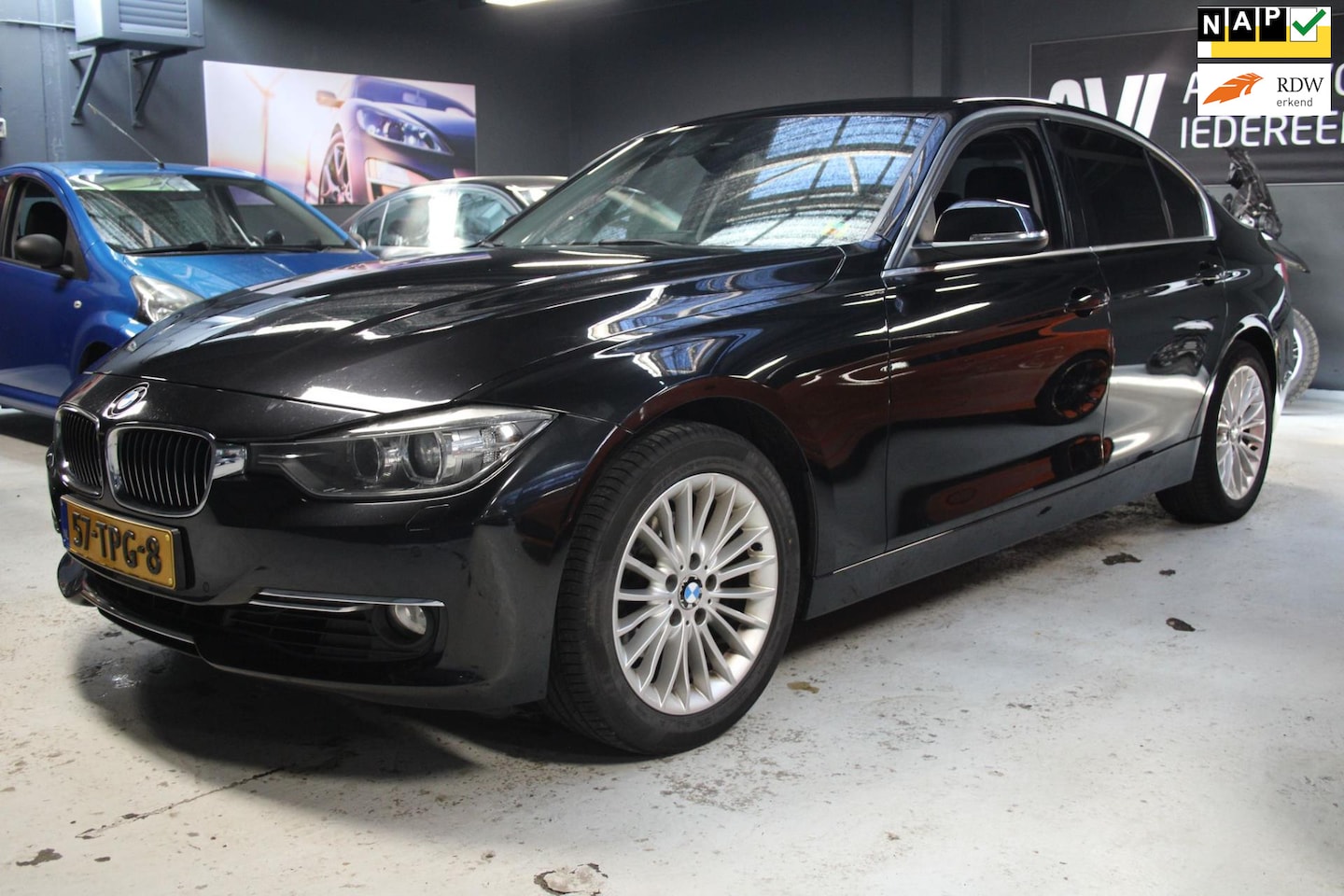 BMW 3-serie - 320i High Executive / APK / NAP / automaat / navi - AutoWereld.nl