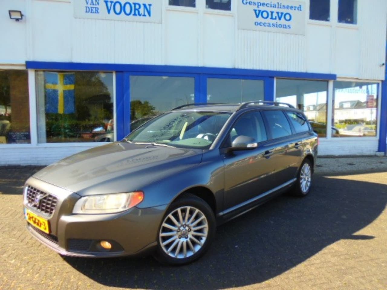 Volvo V70 - 2.5T Momentum 2.5T MOMENTUM, LEDER,17 INCH,TREKH,ORG NL!! DEALER O/H TOPSTAAT! - AutoWereld.nl