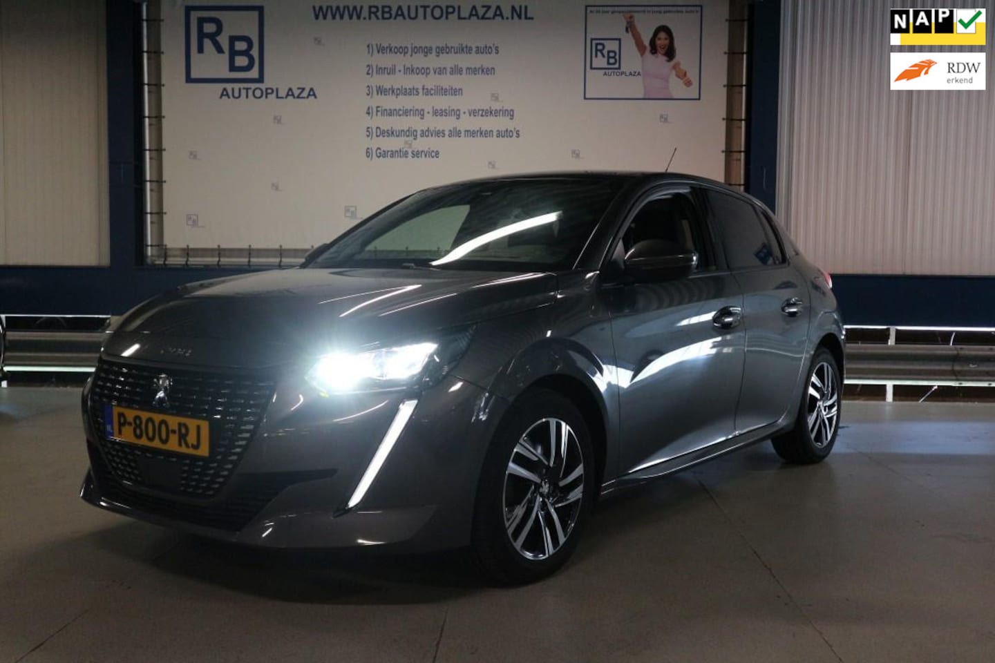Peugeot 208 - 1.2 PureTech / PANO / CARPLAY / CAMERA / DIKKE UITVOERING ! ! ! - AutoWereld.nl