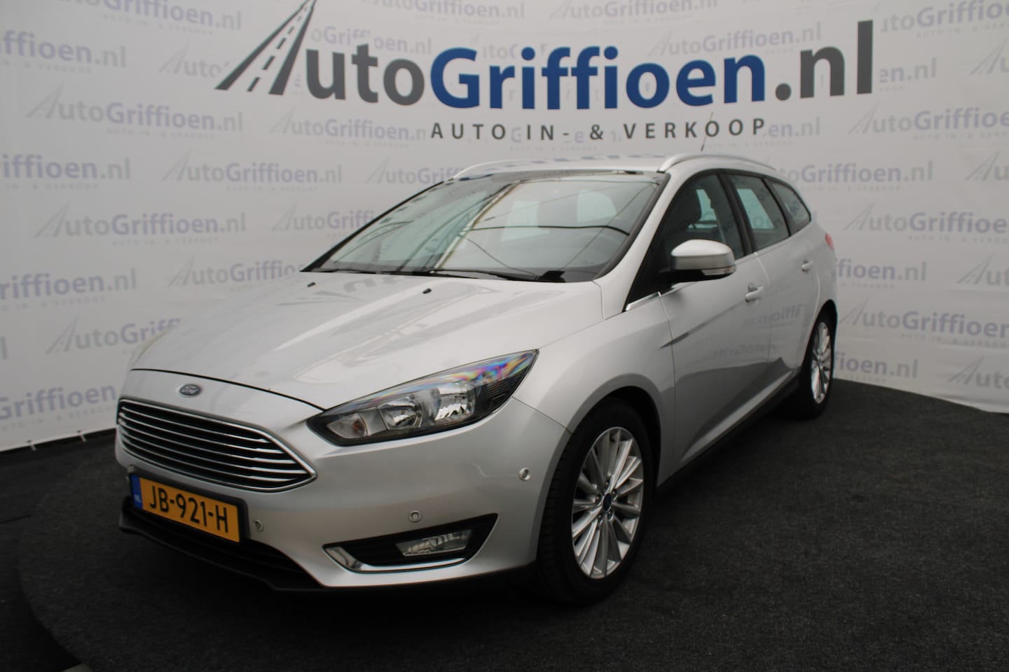 Ford Focus Wagon - 1.0 Titanium nette stationcar met trekhaak - AutoWereld.nl
