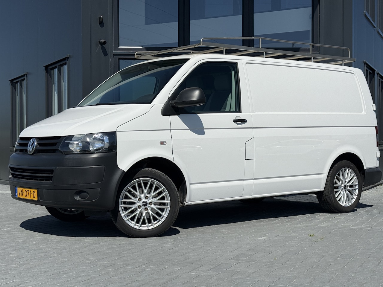 Volkswagen Transporter - 2.0 TDI L1H1 Trend Plus Climatic Airco | Cruise | Trekhaak | Zeer netjes - AutoWereld.nl