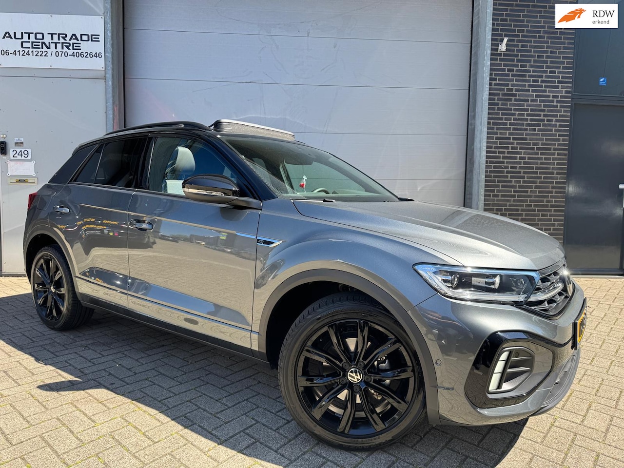 Volkswagen T-Roc - 1.5 TSI Life R-Design [Pano|Stuur&Stoel VW |Trekhaak|Carplay|Camera] - AutoWereld.nl