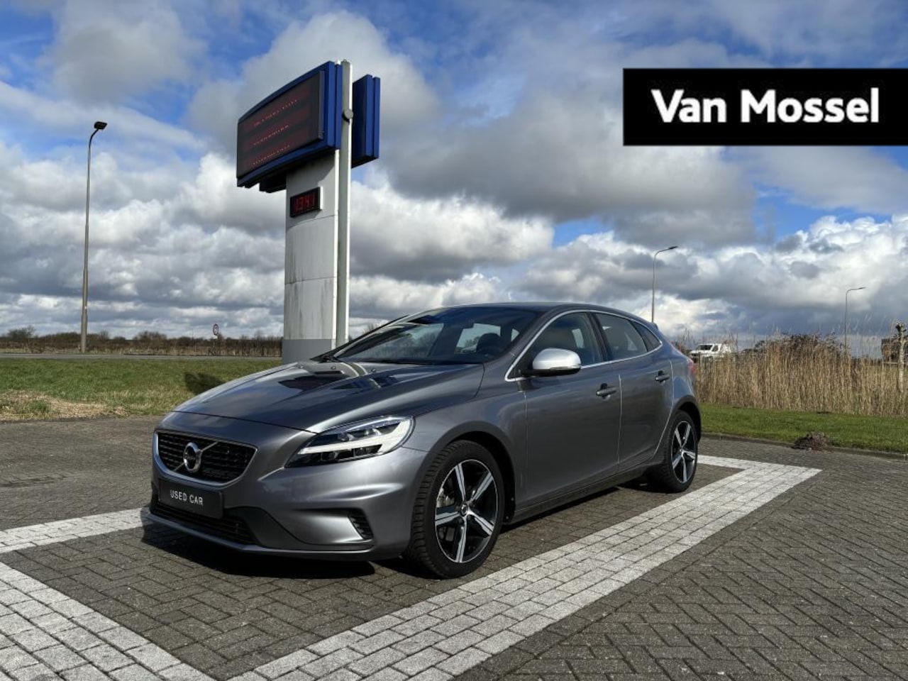 Volvo V40 - 2.0 T4 R-Design | Park Assist | Stoelverwarming | Trekhaak | 6-Speed - AutoWereld.nl