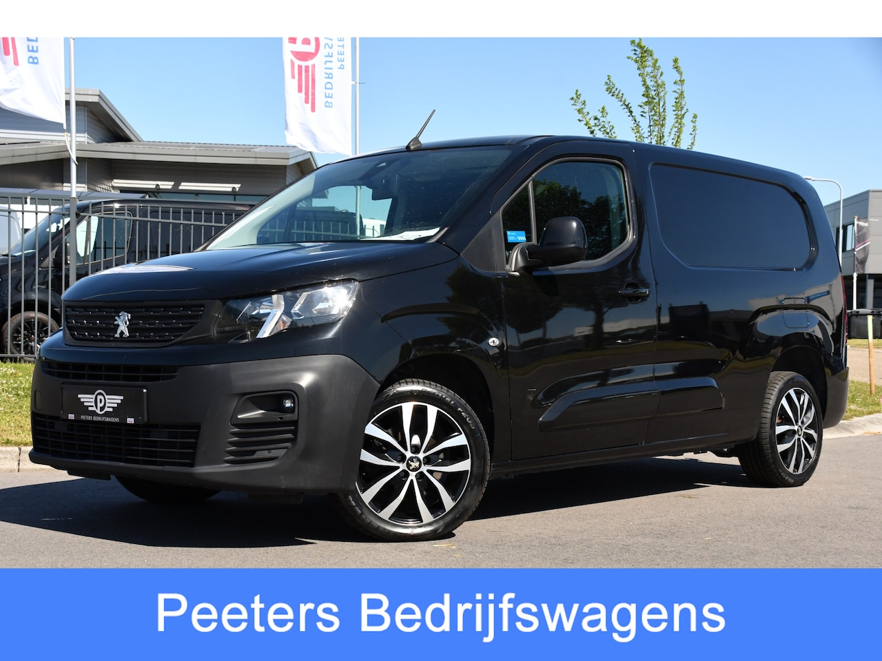 Peugeot Partner - 1.5 BlueHDI L2 Black Edition Camera, Cruise, Stoelverwarming, 130PK, Automaat, Trekhaak, S - AutoWereld.nl