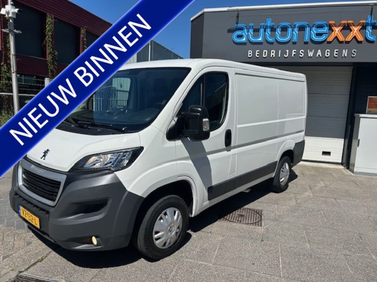 Peugeot Boxer - 330 2.0 BlueHDI L1H1 Premium Pack AIRCO I NAVI I CAMERA I 3-ZITS I EURO-6 I TREKHAAK I EXT - AutoWereld.nl