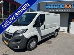 Peugeot Boxer - 330 2.0 BlueHDI L1H1 Premium Pack AIRCO I NAVI I CAMERA I 3-ZITS I EURO-6 I TREKHAAK I EXT