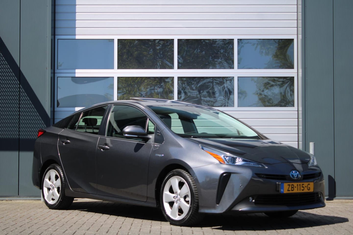 Toyota Prius - 1.8 Executive ACC/Schuifdak/Head-Up/Dodehoek/JBL/Keyless/Camera/Navi/Bluetooth/Stoelverwar - AutoWereld.nl