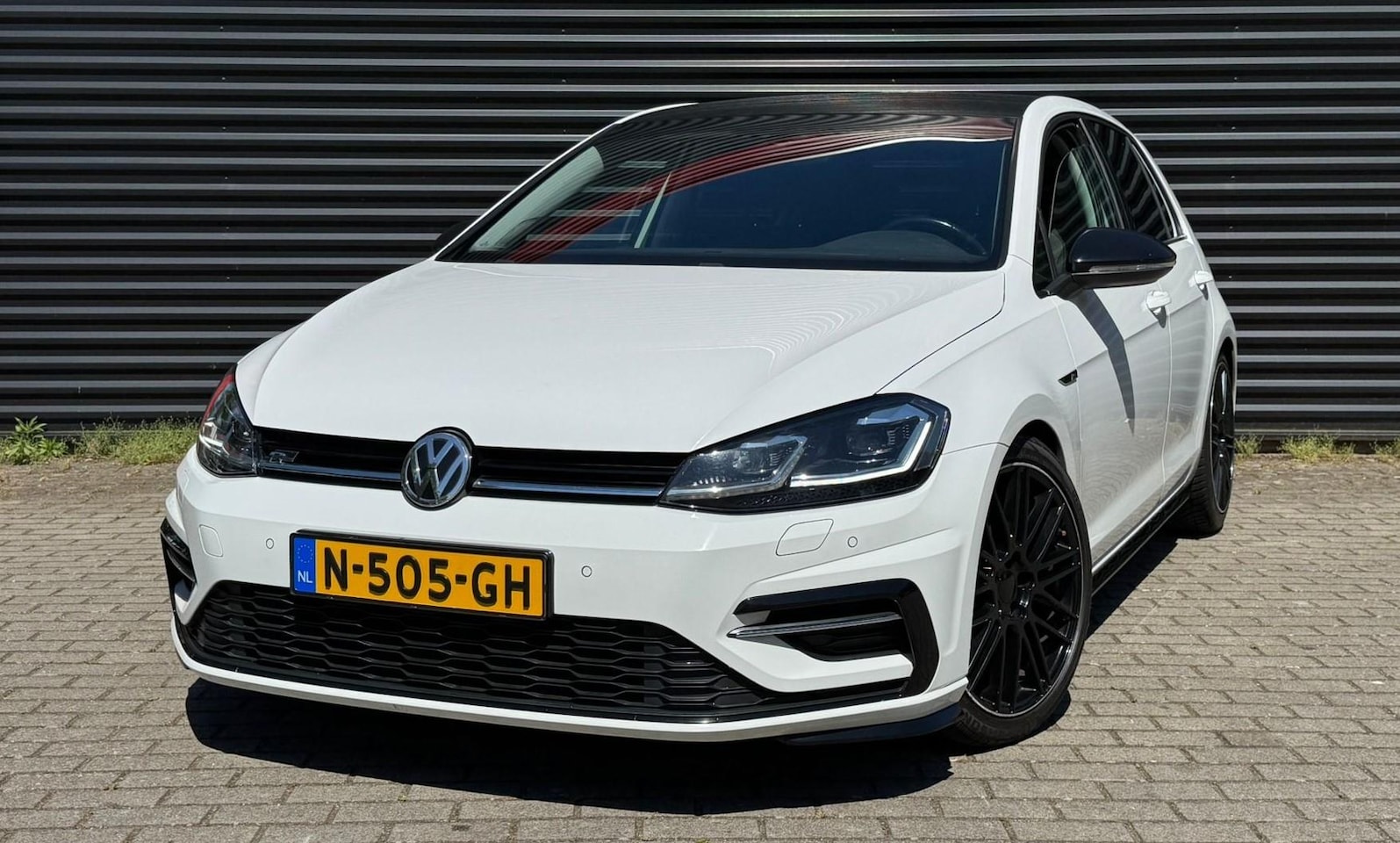 Volkswagen Golf - 1.5 TSI Highline Business R | Automaat |Navigatie | Cruise control stop &go | 18'' Lichtme - AutoWereld.nl