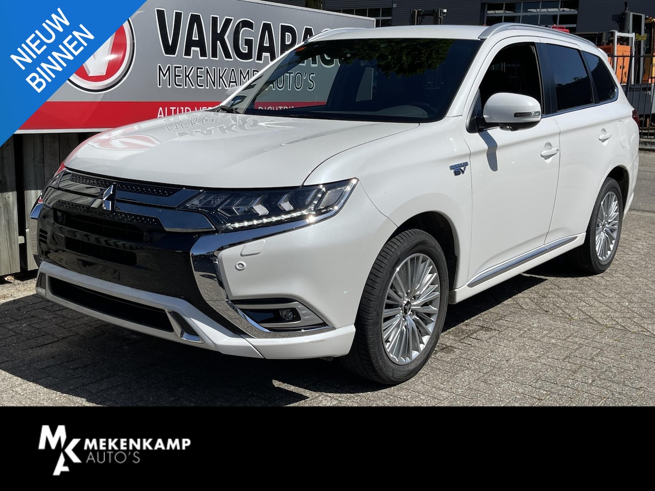 Mitsubishi Outlander - 2.4 PHEV Instyle 18"/LED/Leder/Zonnedak/Stoel + stuurverwarming/Dodehoek/PDC v+a/360 Camer - AutoWereld.nl