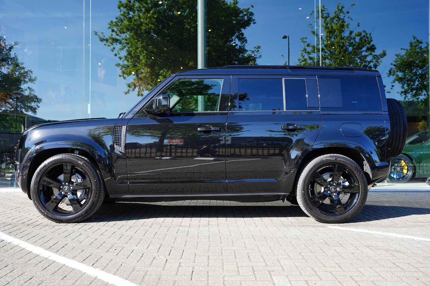 Land Rover Defender 110 - P300e 110 X-Dynamic HSE GERESERVEERD - AutoWereld.nl