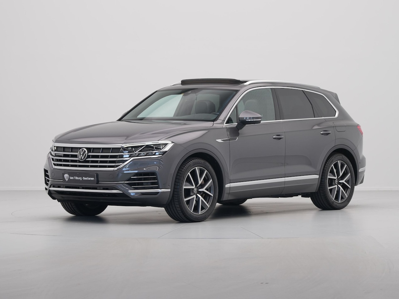 Volkswagen Touareg - 3.0 TSi eHybrid 4MOTION Elegance Panorama Luchtvering Camera Leder - AutoWereld.nl