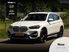 BMW X1 - sDrive18i X-Line | Parelmoer | HUD | NAV | TrekHaak | Uniek netjes
