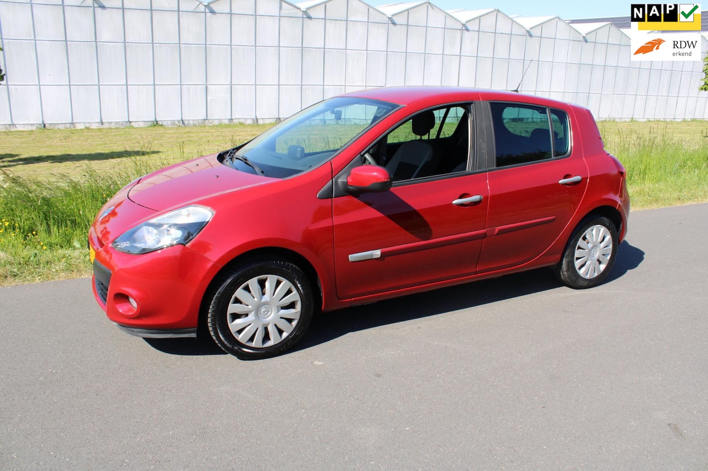 Renault Clio - 1.5 dCi Authentique 5 Drs met navigatie en Airco - AutoWereld.nl