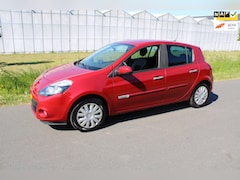 Renault Clio - 1.5 dCi Authentique 5 Drs met navigatie en Airco