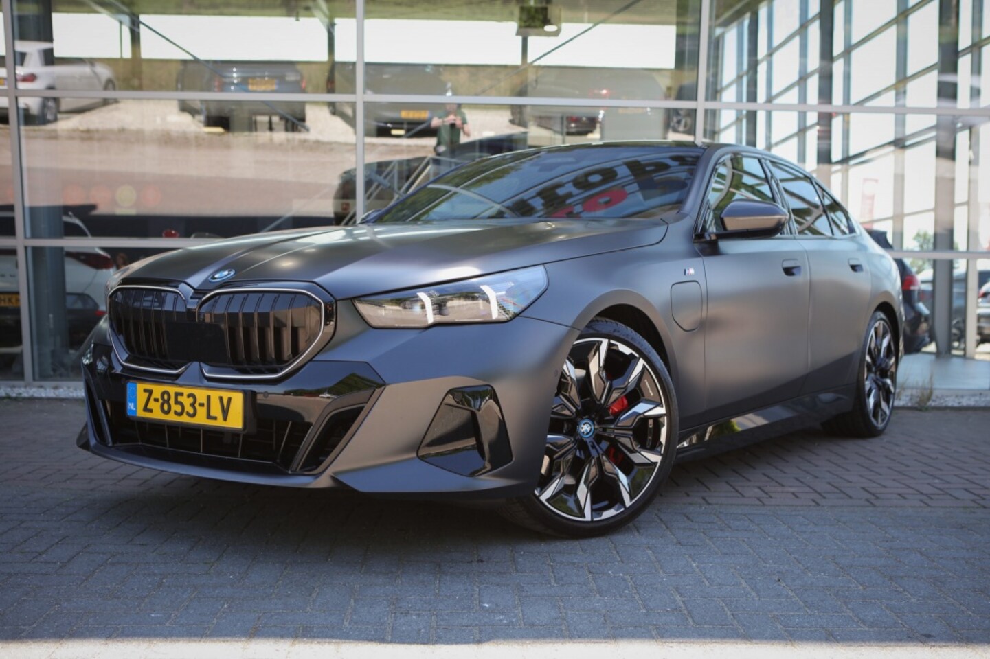 BMW 5-serie - 550e xDrive | 500PK | Sfeerverlichting | Pano | Carplay | - AutoWereld.nl